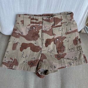 Aritzia TNA Camo High-Rise Cargo Shorts in Windchime Desert Sand.